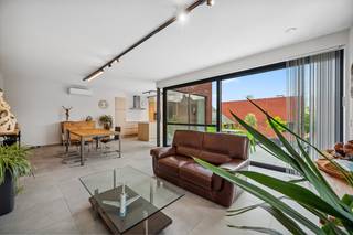 Welkom in deze prachtige penthouse met drie slaapkamers en twee terrassen, ontworpen met oog voor detail en comfort.De moderne keuken, voorzien van...