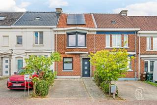 For Sale: 4-Bedroom Home with a Pleasant Garden and Green Views in RonseLocated on the outskirts of Ronse, this pleasant home features four bedrooms, a practical outdoor space, and, above all, a beautiful unobstructed view of the surrounding greenery.What makes this property unique?On the ground floor, you’ll find the living area with an open kitchen, an extra room that’s perfect as an office or hobby room, and the bathroom. The home also features a small basement. The first floor includes two bedrooms and a third spacious room. A fixed staircase leads to the second floor, where you’ll find a fourth bedroom and a practical storage room. Outside, you can enjoy a cozy terrace and garden, with a convenient footpath at the back that’s ideal for biking, among other things. At the front, the home has a private parking space.An added bonus is the solar panels, which help reduce energy consumption.Who is this ideal for?Ideal for families or those seeking space who want to combine four bedrooms with a green location, a beautiful view, and a practical outdoor area.This listing includes some AI-generated visualizations.For more information or to schedule a visit: wim@immobeguin.beFor sale through Immo Beguin, your real estate expert since 2009, with offices in Ronse, Deinze, Waregem, Kortrijk, Nieuwpoort, Tournai, Lessines, and Mouscron.