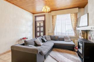 <p>Op zoek naar een knusse stek in een bruisende omgeving? Dan is deze woning met een bewoonbare oppervlakte van 83m² precies wat u zoekt. Gelegen in het hart van Hamme, biedt deze woning het perfecte evenwicht tussen comfort en functionaliteit.</p><p><strong>Indeling:</strong> </p><p>Een ruime en lichte woonkamer, ideaal voor ontspanning en gezellige avonden met familie en vrienden. </p><p>De slaapkamer biedt voldoende ruimte en comfort voor een goede nachtrust, terwijl de badkamer netjes en functioneel is ingericht.</p><p>De tuin vind je een rustige en een fijne plek om tot rust te komen en te genieten van zonnige dagen. </p><p>Daarnaast is er een praktische zijdoorgang, ideaal om fietsen veilig en gemakkelijk te stallen of te verplaatsen.</p><p>Hoewel er geen garage aanwezig is, zijn er in de directe omgeving voldoende parkeermogelijkheden beschikbaar.</p><p>Wacht niet langer en maak een afspraak voor een bezichtiging van deze uitnodigende woning. Een unieke kans om een eigen plekje te verwerven in het hart van Hamme.</p><p></p><p>Troeven:<br />- centrale ligging<br />- ruim terras<br />- Elektrische keuring conform<br /><br />Bent u geïnteresseerd in deze woning? Plan dan snel een afspraak in.</p><p><span><span>Voor meer informatie of een bezoek, contacteer je Gilles van Immo Zone op 0491/ 20. 35. 95</span></span><br /><br /></p><p><span><span></span></span></p>