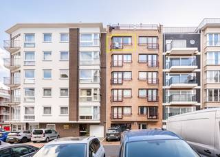 Appartement met 2 slaapkamers + extra slaaphoek te koop in de residentie "De Korre" te Koksijde. <br /><br />Het gebouw bevindt zich in de vernieuwde St-Idesbaldusstraat : de zee ligt om de hoek terwijl het commercieel centrum en het openbaar vervoer zich op wandelafstand bevinden. <br /><br />Het appartement werd als volgt ingedeeld: inkomhal | leefruimte met open keuken | afzonderlijk toilet | ruime slaapkamer uitgevend op balkon aan de achterzijde | tweede slaapkamer uitgevend op datzelfde balkon | slaaphoek in de inkomhal met slaapplaats voor 2 extra personen | badkamer voorzien van bad en dubbele lavabo in meubel. <br /><br />Privatieve kelder inbegrepen in de prijs! Gemeenschappelijke fietsenberging aanwezig.<br /><br />Mogelijkheid tot aankoop van gesloten garagebox in de omgeving van het appartement. <br /><br />Op zoek naar een appartement met centrale ligging, vlakbij zee te Koksijde met voldoende slaapplaats? Contacteer ons vandaag nog voor een bezoek ter plaatse.