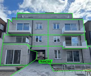 Op zoek naar een nieuwbouwappartement te huur in Blankenberge?<br /><br />Dan is dit felbegeerde nieuwbouwproject in de Ontmijnerstraat precies wat u zoekt. Dit project combineert optimaal wooncomfort, energiezuinigheid en een hoogwaardige afwerking.<br /><br />Dankzij de uitstekende ligging geniet u van een ideale balans tussen rust en bereikbaarheid. Het stadscentrum, winkels, openbaar vervoer, scholen en de zeedijk bevinden zich allemaal op korte afstand. Bovendien zijn de belangrijkste in- en uitvalswegen vlot bereikbaar, wat deze locatie bijzonder aantrekkelijk maakt voor gezinnen, koppels én alleenstaanden.<br /><br />De residentie omvat verschillende hedendaagse appartementen met een doordachte indeling, veel lichtinval en een hoogwaardige afwerking. Elk appartement werd ontworpen met aandacht voor wooncomfort en praktisch gebruiksgemak.<br /><br />Het aanbod bestaat uit 5 verschillende types:<br /><br /><ul><li>Appartement type 1 – 001<br /><br /> Ruim gelijkvloers appartement met 2 slaapkamers en een ruime tuin.<br /><br /> Huurprijs: € 1.125 / maand <br /><br /> Provisie gemeenschappelijke lasten: € 50 <br /><br /></li><li>Appartement type 2 – 002<br /><br /> Gezellig gelijkvloers appartement met 1 slaapkamer en een tuin.<br /><br /> Huurprijs: € 875 / maand<br /><br /> Provisie gemeenschappelijke lasten: € 25<br /><br /></li><li>Appartement type 3 – 101 &amp; 201<br /><br /> Moderne appartementen met 2 slaapkamers en een terras.<br /><br /> Huurprijs: € 1.050 / maand<br /><br /> Provisie gemeenschappelijke lasten: € 75<br /><br /></li><li>Appartement type 4 – 102 &amp; 202<br /><br /> Ruime appartementen met 3 slaapkamers en een terras.<br /><br /> Huurprijs: € 1.150 / maand<br /><br /> Provisie gemeenschappelijke lasten: € 75<br /><br /></li><li>Appartement type 5 – 301 (penthouse)<br /><br /> Charmant appartement op de dakverdieping met 2 slaapkamers en een ruim terras.<br /><br /> Huurprijs: € 975 / maand<br /><br /> Provisie gemeenschappelijke lasten: € 75<br /><br />Daarnaast zijn er binnen de residentie ook garageboxen en staanplaatsen beschikbaar.<br /><br />Er zijn in totaal 5 garageboxen, die optioneel kunnen gehuurd worden aan €160 per maand. Deze garageboxen zijn voorzien van de mogelijkheid om een elektrische wagen op te laden.<br /><br />Verder zijn er 3 staanplaatsen beschikbaar aan €100 per maand.<br /><br />Deze nieuwbouwresidentie biedt tal van troeven: energiezuinig wonen, moderne architectuur, kwalitatieve materialen, comfortabele leefruimtes en een uitstekende ligging nabij alle voorzieningen én de kust. Een ideale woonplek voor wie op zoek is naar hedendaags wooncomfort in een aangename omgeving.<br /><br />Domiciliëring op het adres is verplicht.<br /><br />EPB in opmaak!<br /><br />Beschikbaar 1/06/2026</li></ul>