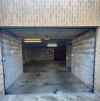 Ben je op zoek naar een vlot toegankelijke garage op het gelijkvloers?<br />Deze garagebox, gelegen op de Duinenweg 373 te Middelkerke, is dankzij de lengte ideaal om 2 wagens achter elkaar te plaatsen. Ook perfect als extra opslagruimte aan zee!<br /><br />📍 Toplocatie: Duinenweg 373, Middelkerke<br />🚗 Makkelijk in te rijden – geen hellingen, gelijkvloers<br /><br />📏 Afmetingen:<br /><br />Inrijbreedte: 2m37<br />Inrijhoogte: 1m93<br />Diepte: 9m<br />Breedte: 2m70<br />Hoogte: 2m45<br /><br />💰 Vraagprijs: € 90.000<br /><br />Op zoek naar een ruime, handige en centraal gelegen garage aan de kust?<br />📩 Stuur ons gerust een bericht voor meer info! 🚗🔐
