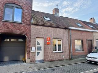 In het centrum van Poperinge vinden we deze gezellige stadswoning.Deze eigendom omvat een leefruimte met eet- en zitplaats en open ingerichte keuken,...