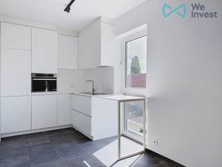 Interesse in deze studio: maak uw huurprofiel aan en vraag uw bezoek aan via deze link: https://wi-antwerpen-zuidrand.mijnhuurprofiel.be/property/f8133680-d555-4758-9f95-365ff3fd3149<br /><br /><strong>Comfortabel wonen in het centrum van Lint</strong><br /><br />Op zoek naar een praktische en verzorgde studio op een centrale locatie in Lint? Deze aangename studio combineert een slimme indeling met heel wat ingebouwd comfort én een eigen autostaanplaats.<br /><br />De studio beschikt over een gezellige leefruimte met discreet afgescheiden slaaphoek, waardoor wonen en slapen mooi van elkaar gescheiden blijven. Dankzij de verschillende ingemaakte kasten is er bovendien verrassend veel bergruimte. Ook een praktisch tv-meubel is reeds voorzien.<br /><br />De volledig geïnstalleerde keuken is uitgerust met een vaatwasser, ingebouwde koelkast en diepvriezer en biedt alles wat u nodig heeft voor dagelijks comfort.<br />Ook de badkamer werd praktisch ingericht met een douche, lavabomeubel, handdoekradiator en extra ingemaakte kast.<br />Via de inkomhal komt u binnen in de studio. Hier bevindt zich ook het afzonderlijke toilet met handenwasser.<br /><br />Extra troef: in de huurprijs is <strong>één autostaanplaats inbegrepen.</strong><br /><br />Dankzij de centrale ligging in Lint woont u hier comfortabel met winkels, openbaar vervoer en andere voorzieningen binnen handbereik.<br /><br /><strong>Een ideale studio voor wie op zoek is naar comfort, bergruimte, een slimme indeling én parkeergelegenheid op een centrale locatie</strong>. Interesse? Maak uw huurprofiel aan via deze link: https://wi-antwerpen-zuidrand.mijnhuurprofiel.be/property/f8133680-d555-4758-9f95-365ff3fd3149<br /><br /><strong>Kosten & beschikbaarheid:</strong><br />- Huurprijs: €810 /maand<br />- Provisie gemeenschappelijke kosten: €85 /maand<br />- Beschikbaarheid: onmiddellijk<br />- 3 maanden huurwaarborg<br />- plaatsbeschrijving: onderling