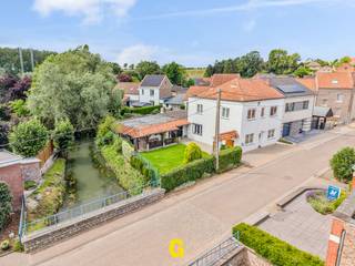 Langs de Brugstaat ter hoogte van nummer 3 in het mooie Lauw, bevindt zich deze te renoveren halfopen woning op een perceel van 3a 96ca.<br /><br />Voor wie houdt van rust en de charme van een kleine gemeente, zonder te moeten inboeten aan bereikbaarheid, is Lauw mogelijk een ideale woonomgeving. Hier woont men rustig midden in het groen, op slechts een vijftal minuutjes van het centrum van Tongeren. De basisschool van Lauw ligt hier vlakbij. Op slechts een viertal kilometer ligt de op- en afrit E40. Natuurliefhebbers kunnen hier genieten van tal van wandel- of fietswegjes in de mooie omgeving van natuurgebied de Jekervalei. <br /><br />Deze grondig te renoveren woning straalt veel karakter en sfeer uit, onder meer door de ligging in dit charmante kerkdorp en de mooie statige gevel met het poortje naar de fijne tuin met gezellig overdekt terras. Voor wie graag een woning met charme en karakter weer nieuw leven wil inblazen, vormt dit huis een mooie basis voor een geslaagde renovatie.<br /><br />INDELING/OMSCHRIJVING<br /><br />GELIJKVLOERS<br />-Inkom<br />-Ruime leefruimte ingedeeld met een zitplaats, eetplaats en tweede zitplaats met zicht op de tuin<br />-Aparte keuken<br />-Trap naar de verdieping<br />-Hal met WC en achterliggende tweede zitplaats, met aanpalend terras/tuintje<br />-Ruime garage met berging met CV<br /><br />1ste VERDIEPING:<br />-Nachthal<br />-Vier slaapkamers<br />-Badkamer<br /><br />BUITEN:<br />-Leuke tuin, perfect aansluitend bij het karakter van dit huisje<br />-Gezellig overdekt terras, de ideale plek om gezellig samen te zijn met familie of vrienden<br /><br />EPC: 733 kWh/m² pj – RENOVATIEPLICHT. Wie aan de voorwaarden voldoet, komt in aanmerking voor het bekomen van een aantal noemenswaardige premies. Meer info via<br />https://www.vlaanderen.be/bouwen-wonen-en-energie/bouwen-en-verbouwen/premies-voor-renovatie/mijn-verbouwpremie/wie-kan-mijn-verbouwpremie-aanvragen/mijn-verbouwpremie-voor-eigenaar-bewoner