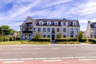 <h1>Stijlvol penthouse met 3 slaapkamers, 2 terrassen en ondergrondse staanplaats in het hart van Wechelderzande</h1>
<p>Gelegen in een recent en stijlvol residentieel gebouw met landelijke uitstraling, combineert dit appartement hedendaags wooncomfort met een hoogwaardige afwerking. Dankzij de duurzame materialen en de recente bouw voldoet het appartement aan de huidige nieuwbouwnormen en geniet het van een zeer gunstig EPC.</p>
<p>Het gebouw beschikt over een lift die toegang biedt van de kelderverdieping tot de tweede verdieping. Bovendien zijn een ondergrondse staanplaats en een volledig ingerichte berging inbegrepen in de prijs.</p>
<h3>Indeling</h3>
<p>Via de inkomhal met gastentoilet bereikt u de ruime en lichtrijke leefruimte met open keuken. Vanuit de woonkamer heeft u toegang tot een eerste aangenaam terras. Verder omvat het appartement twee volwaardige slaapkamers, een praktische berging en een stijlvolle badkamer uitgerust met een ruime inloopdouche.</p>
<p>De master bedroom beschikt over een eigen toegang tot het tweede, zonnige terras, wat zorgt voor extra privacy en wooncomfort.</p>
<h3>Extra troeven</h3>
<ul>
<li>
<p>Energiezuinig appartement met gunstig EPC</p>
</li>
<li>
<p>Recente residentie met lift</p>
</li>
<li>
<p>Ondergrondse staanplaats en ingerichte berging inbegrepen</p>
</li>
<li>
<p>Centrale ligging in Wechelderzande</p>
</li>
<li>
<p>Momenteel verhuurd en uitstekend onderhouden</p>
</li>
<li>
<p>Ideaal als investering of voor eigen bewoning</p>
</li>
</ul>
<p>Een unieke kans voor wie op zoek is naar een kwalitatief en zorgeloos appartement op een centrale locatie.</p>
<p><strong>Interesse? Contacteer Flor Vastgoed voor meer informatie of een bezoek ter plaatse.</strong></p>
