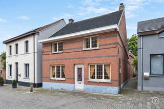 Vandaag nemen we je mee naar de gemeente Bornem, waar we een bijzonder interessante kans terugvinden voor wie op zoek is naar een project op een centrale ligging.<br /><br />De bestaande woning komt in aanmerking voor afbraak of een grondige totaalrenovatie. De grote troef van dit pand? Er zijn reeds plannen én een omgevingsvergunning verkregen voor de afbraak van de bestaande woning en het bouwen van een nieuwe eengezinswoning.<br /><br />De vergunde plannen maken het mogelijk om hier een volledig nieuwe woning te realiseren, afgestemd op de hedendaagse woonbehoeften. De plannen bevatten drie slaapkamers, twee badkamers en een in te richten zolder met vaste trap.<br /><br />Het perceel bevindt zich in een bestaande woonomgeving waar voornamelijk eengezinswoningen in gesloten en halfopen bebouwing voorkomen. De gemeente beoordeelde het vergunde ontwerp als verenigbaar met de goede ruimtelijke ordening.<br />Een mooie opportuniteit dus voor wie zelf een woning wil realiseren, maar het vergunningstraject voor een nieuwbouwproject grotendeels achter zich wil laten.<br /><br />Heb je interesse in deze unieke bouwkans in Bornem?<br />Contacteer ons gerust via bryann@julimmo.be of 0492 86 51 03.