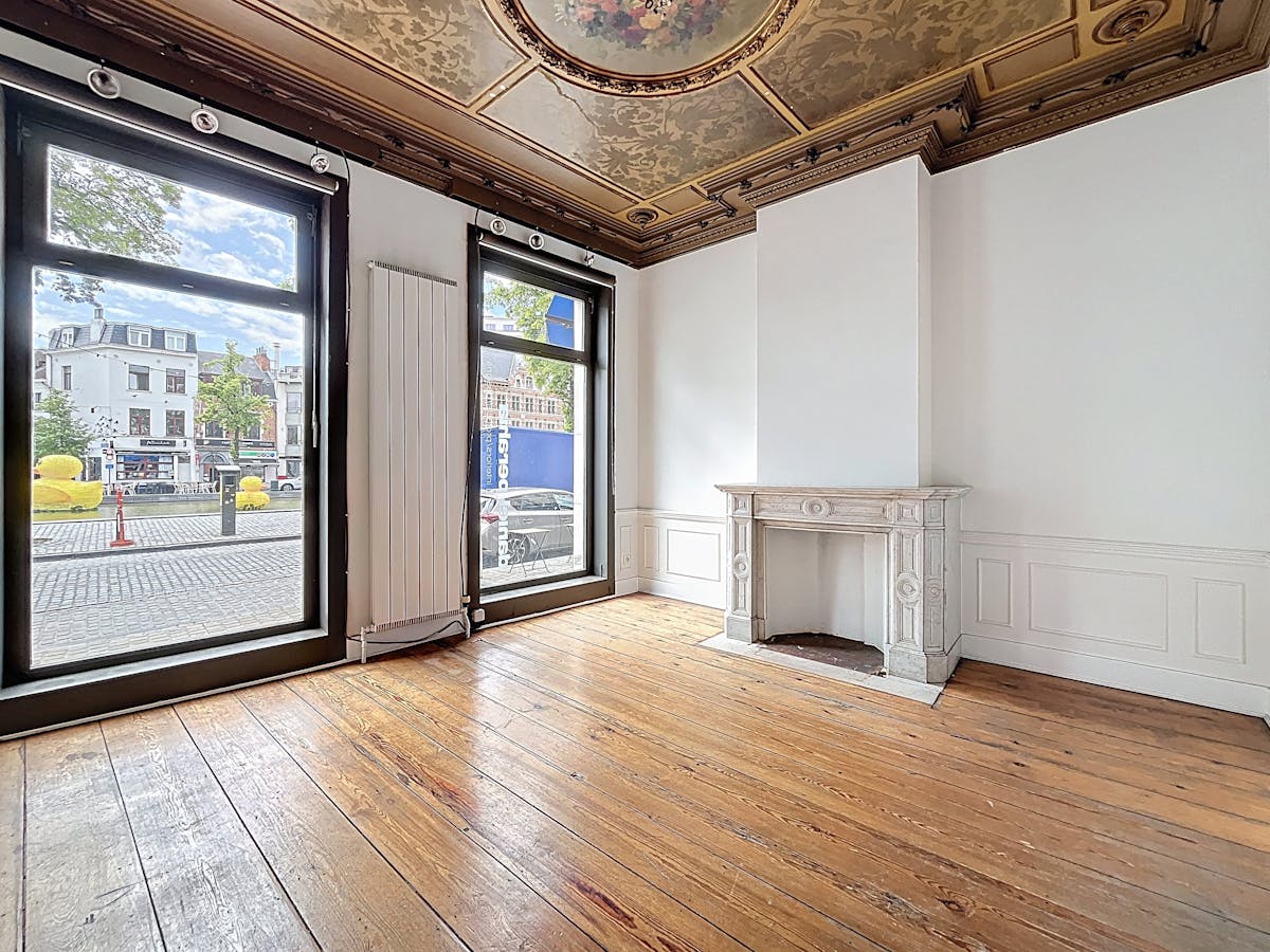 Sainte-Catherine | Commerce/bureau – 140 m² + cave 35 m² - photo 1