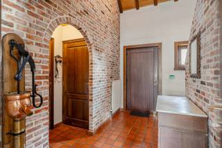 <p>Bent u op zoek naar een ruime woning waar u uw eigen thuis kunt creëren? Dan is deze aangename gezinswoning op een mooi perceel van maar liefst 12 are 48 ca absoluut een bezoek waard. Deze woning combineert een rustige woonomgeving met een uitstekende ligging en biedt dankzij de ruime indeling en het grote perceel heel wat mogelijkheden voor gezinnen, tuinliefhebbers en iedereen die op zoek is naar ruimte en comfort. 🌿<br /><br />Bij het binnenkomen ervaart u meteen het aangename karakter van deze woning. De praktische indeling zorgt ervoor dat elke ruimte optimaal benut kan worden en biedt een gezellige leefomgeving voor het hele gezin. De woning beschikt over 3 slaapkamers, waardoor er voldoende plaats is voor gezinsleden, een thuiskantoor of een hobbyruimte. Dankzij de aanwezige ruimte en de vele mogelijkheden kan deze woning volledig aangepast worden aan uw persoonlijke wensen en levensstijl. 🏡<br /><br />Een van de grootste troeven van deze woning is zonder twijfel het ruime perceel van 12a48ca. Hier geniet u volop van een mooie buitenruimte waar kinderen veilig kunnen spelen, waar u gezellig kunt tafelen met familie en vrienden of waar u na een drukke dag heerlijk tot rust kunt komen in een groene omgeving. De tuin biedt bovendien tal van mogelijkheden voor wie graag tuiniert of droomt van een eigen buitenproject. ☀️🌳<br /><br />Ook de ligging is een belangrijke meerwaarde. De woning bevindt zich op een fijne en praktische locatie, dichtbij scholen, winkels, openbaar vervoer en belangrijke verbindingswegen. Hierdoor geniet u van een vlotte bereikbaarheid naar omliggende gemeenten en steden, terwijl u toch kunt wonen in een aangename en rustige omgeving. Deze combinatie maakt de woning bijzonder interessant voor zowel jonge gezinnen als mensen die dagelijks de baan op moeten. 🚗<br /><br />Dankzij de combinatie van de ruime grond, de aangename ligging en de vele mogelijkheden is dit een ideale gezinswoning met potentieel. Of u nu op zoek bent naar uw eerste eigen woning, een plek waar uw gezin verder kan groeien of een woning met voldoende ruimte voor de toekomst: dit pand biedt alle ingrediënten om er een warme en comfortabele thuis van te maken. 🔑<br /><br />Stedenbouwkundige info:<br />Woongebied – bouwvergunning – geen rechterlijke herstelmaatregel of bestuurlijke maatregel opgelegd – geen voorkooprecht - verkavelingsvergunning. <br /><br />O-peil: niet overstromingsgevoelig<br /><br />EPC: 199 kWh/m² jaar - certificaatnummer: 20260611-0003880164-RES-1<br /><br />G-score: A<br />P-score: A<br /> <br /> </p>