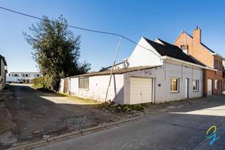 Te koop te Berlare!<br />Te renoveren halfopen bebouwing met mogelijkheden in het centrum van Berlare.<br />Deze te renoveren halfopen bebouwing biedt tal van mogelijkheden voor wie op zoek is naar een renovatieproject met potentieel. Het pand kan behouden blijven als halfopen bebouwing of, afhankelijk van de plannen en vergunningen, eventueel worden herontwikkeld naar een gesloten en halfopen bebouwing.<br />De huidige eigenaar heeft bovendien een recht van doorgang bijgekocht aan de linkerzijde van de woning, wat extra toegankelijkheid en mogelijkheden biedt.<br />De woning is momenteel ingedeeld als volgt: op het gelijkvloers bevindt zich een leefruimte met geïnstalleerde keuken, een badkamer voorzien van een ligbad en een ruime garage. Op de eerste verdieping zijn twee ruime slaapkamers aanwezig.<br />Achteraan het perceel bevindt zich een mooi bijgebouw van ongeveer 50 m², dat verschillende invullingen kan krijgen zoals opslagruimte, atelier of hobbyruimte.<br />De tuin is zuidwestgericht, waardoor u de hele namiddag en avond kan genieten van zon in de tuin.<br />Kortom, een interessante eigendom met veel potentieel voor renovatie of herontwikkeling op een aantrekkelijke locatie.<br />Mocht u interesse hebben, graag contact opnemen met Bernhard 0476 022 089 en bernhard@cornelis-goeman.be