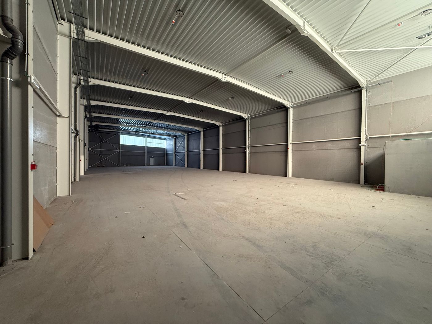 Bedrijfsgebouw met magazijn en kantoor vlakbij E17 - photo 5