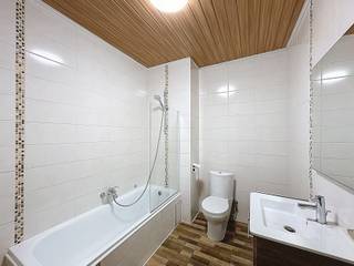 <p>Dit <strong>centraal maar rustig gelegen appartement in Liedekerke</strong> combineert ruimte, licht en functionaliteit. Dankzij de gunstige ligging geniet men van een vlotte bereikbaarheid, terwijl het appartement zelf rust en privacy biedt.</p>
<p>Bij het betreden van het appartement komen we in de <strong>ruime inkomhal</strong>, die toegang verleent tot alle ruimtes. Aan de straatzijde bevindt zich de <strong>zeer ruime en lichtrijke leefruimte</strong>, met aansluitend de <strong>keuken</strong>. Hier is tevens de <strong>aansluiting voor een wasmachine</strong> voorzien.</p>
<p>Aan de <strong>rustige achterzijde</strong> bevinden zich <strong>twee slaapkamers</strong>: één ruime slaapkamer en een tweede, kleinere kamer die perfect kan dienen als <strong>bureau of dressing</strong>. Via beide kamers heeft men toegang tot het <strong>ruime, zuid-oost georiënteerde terras</strong>, waar het aangenaam vertoeven is. Op het terras is bovendien een <strong>praktische buitenberging</strong> aanwezig.</p>
<p>Verder beschikt het appartement over een <strong>badkamer</strong> met <strong>bad/douche, lavabo en toilet</strong>, evenals een <strong>aparte berging</strong> die extra opbergruimte biedt.</p>
<p><strong>Huurprijs:</strong> €875 per maand, <strong>inclusief gemeenschappelijke kosten</strong><br /><strong>Beschikbaarheid:</strong> <strong>onmiddellijk beschikbaar</strong></p>
<p>Een <strong>comfortabel en ruim appartement</strong> met aangename buitenruimte, ideaal voor wie rustig wil wonen met alle voorzieningen binnen handbereik.</p>