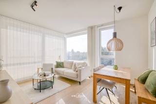Ontdek dit werkelijk prachtige nieuwbouwappartement uit 2023, afgewerkt met kwalitatief hoogwaardige materialen tot in de kleinste details. Van de sfeervolle verlichting van Verlichting.be tot de knappe parketvloer: hier voelt u meteen de klasse van échte topafwerking.<br />Comfort staat centraal dankzij een uitgebreid domoticasysteem dat vloerverwarming, lamellen én rolgordijnen moeiteloos voor u regelt. De hoogwaardige keuken is voorzien van alle nodige comfort, en het maatwerk van DM Line geeft het geheel een exclusieve, persoonlijke toets. De prachtige badkamer met inloopdouche maakt het plaatje compleet.<br />Het appartement telt één ruime slaapkamer en is daardoor ideaal als investering om te verhuren, of als thuis voor een koppel of alleenstaande. Geniet volop van het schitterende zonneterras, gelegen op een rustige, afgelegen site met parktuin — en toch op amper 5 minuten van alles wat het centrum te bieden heeft.<br />Extra troeven: EPC-label A (E peil van maar slechts 23!!) , elektriciteit conform tot 2048, airco, 3 zonnepanelen, en een ondergrondse staanplaats én berging die mee in de prijs zijn inbegrepen. Alles is aanwezig voor zorgeloos en energiezuinig wonen.<br />Kortom: de luxe en gemoedsrust van een nieuwbouw, maar met het unieke voordeel dat u koopt onder registratierechten in plaats van BTW!! Een buitenkans die u niet mag laten liggen.<br />Bel ons nu voor een afspraak op het nummer: 052/46.38.03 en wie weet tot binnenkort!