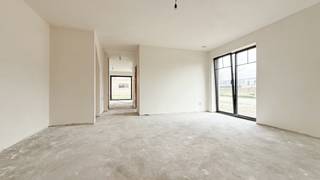 Casco+ pastorijstijl nieuwbouwwoning in Koersel met 4 slaapkamers, aangelegde tuin met een gemetselde berging en afwerkingsmogelijkheden naar eigen smaak! Aankoop volledig onder 12% registratierechten mogelijk!<br /><br />Ben je op zoek naar een kwaliteitsvolle casco+ nieuwbouwwoning in pastorijstijl, waarbij je de afwerking nog volledig zelf kan bepalen?<br />Ontdek Sportlaan 49 te Koersel, een charmante woning met tijdloze uitstraling, voorzien van de nieuwste technieken en gelegen op slechts 500 meter van het centrum.<br /><br />Via de uitnodigende inkomhal met gastentoilet kom je in de ruime leefruimte waar de warme pastorijstijl meteen tot zijn recht komt. De eetruimte en open keuken vormen een harmonieus geheel en bieden via de grote schuifraam toegang tot het terras en de tuin.<br />De afwerking van onder andere vloertegels, binnendeuren, keukeninrichting en badkamer kan volledig volgens jouw smaak worden gerealiseerd.<br /><br />Op het gelijkvloers bevindt zich tevens een ruime berging met praktische buitendeur en een extra opbergruimte onder de trap.<br /><br />Achteraan in de tuin staat een authentiek bijgebouw van 15,4 m², ideaal voor tuinmateriaal, fietsen of hobby’s.<br /><br />Op de eerste verdieping zijn drie mooie slaapkamers voorzien en een badkamerruimte die je nog volledig naar eigen voorkeur kunt afwerken.<br /><br />De zolder, met meer dan 25 m² ruimte, biedt tal van mogelijkheden: extra slaapkamer, bureau, speelruimte of hobbykamer—ook hier kan je de afwerking zelf bepalen.<br /><br />De woning beschikt over moderne technieken zoals een ventilatie D-systeem en vloerverwarming.<br /><br />Pluspunten:<br />- Casco+ pastorijstijl nieuwbouwwoning!<br />- Mogelijkheid tot afwerking naar eigen smaak (vloeren, binnendeuren, keuken, badkamer)!<br />- Toplocatie nabij centrum Koersel!<br />- 4 slaapkamers en 2 badkamers!<br />- Authentiek bijgebouw in de tuin!<br />- Vaste trap naar de zolder!<br />- Regenwaterput!<br />- BEN-woning – E20!<br />- Vloerverwarming<br />- Aankoop volledig onder 12% registratierechten mogelijk! - GEEN BTW!<br />- KI vrijstelling van 100% mogelijk!<br /><br />Voor een bezichtiging ter plaatse of meer info, bel ons op 078/78.78.70, of kom langs op ons kantoor — je bent steeds welkom!<br />Contactpersoon: Yavuz Özdemir — 0484 83 32 80