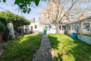 Op een mooi en perfect georiënteerd hoekperceel van 216 m² verkopen wij deze halfopen woning, volledig te vernieuwen maar met bijzonder...