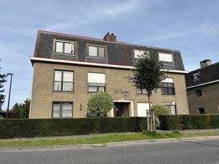 Dit appartement is gelegen aan de rand van het centrum van Maldegem, grenzend aan het Reesinghebos.De indeling omvat een inkomhal met vestiaire,...