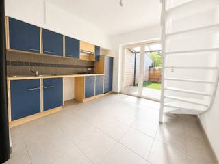Gerenoveerde woning met 2 kamers, zeer rustig gelegen! Indeling gelijkvloers: inkomhal, woonkamer en open keuken. Op de 1ste verdieping: nachthal, 1 ruime slaapkamer, apart toilet en badkamer met douche en badkamermeubel met 1 lavabo. Op de zolderverdieping: 1 grote slaapkamer. Gezellige tuin met terras en tuinberging - zuidoost georiënteerd. Gerenoveerd - EPC label C. Zeer rustig gelegen met prachtige verzichten over velden. Op wandelafstand van openbaar vervoer, winkels, scholen en restaurants.