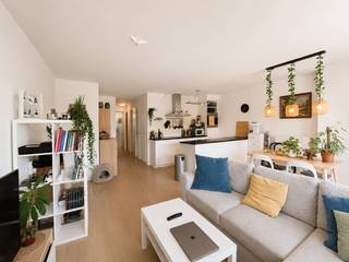 <div><strong>Cosy en lichtrijk appartement met 2 slaapkamers en zonnig zuid-georiënteerd terras van ca. 20m², gelegen op een privatief domein in Buizegem (Edegem). Dit appartement bevindt zich in een groene en rustige omgeving, terwijl diverse winkels zoals Torfs, JBC en andere voorzieningen zich op wandelafstand bevinden. Bovendien geniet u van een vlotte verbinding tussen Antwerpen en Brussel.</strong><br /><br /><span>INDELING:<br /></span>
<p>Via de inkomhal betreedt u het appartement. Aansluitend bevindt zich de lichtrijke en ruime leefruimte van ca. 5,20 m x 5,70 m met open keuken. Vanuit de leefruimte heeft u directe toegang tot het gezellige en zonnige terras van ca. 20 m².</p>
<p>De moderne keuken is uitgerust met een kookeiland met spoelbak, een ingebouwde koelkast met vriesvak, combi-oven, kookplaat en dampkap. Verder is er een praktische berging van ca. 2,40 m x 0,90 m, voorzien van aansluiting voor een wasmachine.</p>
<p>De badkamer van ca. 2,15 m x 2,70 m is ingericht met een ruime inloopdouche en een dubbele lavabo in een stijlvol kastenmeubel met spiegel.</p>
<p>Het appartement beschikt over twee slaapkamers (ca. 3,45 m x 2,85 m en ca. 3,45 m x 1,50 m), waarbij de tweede, compactere kamer ideaal kan dienen als dressing of bureau.</p>
</div>
<div>
<div></div>
<div><span>BIJZONDERHEDEN:</span><br />* Gezellige en energiezuinige recent gebouwd appartement<br />* Zonnig en ruim terras <br /><span>* Voorziening van videofoon en thermostaat;</span><br />* Individuele nutsvoorzieningen;<br />* Maandelijkse kosten: €125,00 voor minuterie, onderhoud lift/gemeenschappelijke delen en voortuin;<br />* De gordijnen blijven hangen, de kast in de slaapkamer blijft staan en de vestiairekast eveneens !<br /><br /></div>
</div>