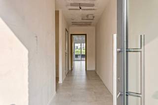 Appartement de nouvelle construction (surface brute : 103,6m²) situé au rez-de-chaussée d'un immeuble récent et comprenant : hall d'entrée privé avec toilettes séparées, living très lumineux avec cuisine ouverte entièrement équipée, 2 chambres (14m² et 8m²), salle de douche avec lavabo simple et douche et un débarras (7m²) avec raccordement pour machine à laver. En outre, l'appartement dispose d'une pompe à chaleur et d'un agréable jardin avec terrasse. Obligation d'acheter une place de parking souterrain (19.500 EUR hors frais) ou un garage box (29.500 EUR hors frais). L'appartement est vendu sous le régime de la TVA. Première occupation ! PEB: A.