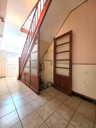 <p>Gelegen in een rustige woonwijk te Oostende - Conterdam, vindt u deze charmante rijwoning met een zonnige, zuidgerichte tuin.<br /><br />De woning geniet van een centrale ligging, vlak bij belangrijke invalswegen en op fietsafstand van het stadscentrum en het station.<br /><br />Met een perceeloppervlakte van 234 m² en een bewoonbare oppervlakte van 140 m² biedt deze woning een aangename combinatie van ruimte en comfort.<br /><br />Via de ruime inkomhal met trap naar boven bereikt u de gezellige leefruimte.<br />Vooraan is er een sfeervolle zithoek met houthaard, terwijl achteraan de eetplaats aansluit op de lichtrijke veranda.<br />Vanuit de veranda heeft u directe toegang tot het terras en de zonnige tuin.<br /><br />De ingerichte keuken is voorzien van de nodige toestellen. Aansluitend is er een ruime berging en een apart toilet.<br /><br />Buiten geniet u van ruim terras met praktische tuinberging en een grote, zongerichte tuin waar u de hele dag van de zon kunt genieten.<br /><br />Op de eerste verdieping is er een ruime nachthal die perfect kan dienen als bureau- of hobbyruimte.<br />Verder zijn er twee volwaardige slaapkamers en een badkamer uitgerust met een ligbad, een lavabomeubel en aansluitingen voor een wasmachine.<br /><br />De woning wordt verwarmd via centrale verwarming op aardgas en beschikt bovendien over een gezellige houthaard in de woonkamer.<br /><br />Deze licht op te knappen woning is de ideale keuze voor starters, jonge gezinnen of iedereen die rustig wil wonen met alle voorzieningen en het centrum van Oostende binnen handbereik.<br /><br />Mis deze kans niet en bel snel voor uw bezoek afspraak. </p>