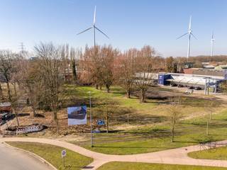 Unieke opportuniteit voor ontwikkelaars, investeerders of ondernemers: projectgrond van maar liefst 45a 74ca, strategisch gelegen aan de Zuiderring in Genk. Het perceel wordt verkocht inclusief vergunning voor 4 functionele bedrijfsunits, ideaal voor opslag, productie, logistiek of grootschalige retail.<br /><br />Dankzij de uitstekende bereikbaarheid, zichtlocatie en ligging nabij belangrijke economische centra biedt dit project een sterk investeringspotentieel.<br /><br /><span><strong>Vergund project</strong></span><br />- Vergunning voor 4 onafhankelijke bedrijfsunits<br />- Functioneel ontwerp met focus op opslag, productie en logistiek<br />- Ruime manoeuvreer-, laad- en loszones voorzien<br />- Mogelijkheid tot flexibele invulling van de units<br /><br /><span><strong>Troeven</strong></span><br />- Strategische ligging vlak aan de Zuiderring<br />- Vlotte verbinding naar E313 en E314<br />- Slechts 100 meter van de haven van Genk<br />- Nabij Thor Park, C-mine en andere economische trekpleisters<br />- Regio Genk-Zuid volop in ontwikkeling en expansie<br />- Uitstekende bereikbaarheid voor vrachtverkeer<br /><br /><strong><span>Praktische informatie</span></strong><br />- Totale perceeloppervlakte: 45a 74ca<br />- Vergunning inbegrepen in de verkoop<br />- Ideaal voor logistiek, opslag, productie of retailactiviteiten<br /><br /><em>3D-beelden zijn indicatief en kunnen licht afwijken van de werkelijkheid.</em><br /><br />Interesse?<br />Contacteer ons via <span><strong>089/20 34 34</strong></span> of mail naar <span><strong>info@ninabrunovastgoed.be</strong></span>
