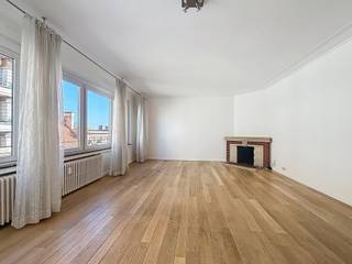 <p><span>Ideaal gelegen tussen de levendigheid van de wijk rond de Begraafplaats van Elsene en de rust van het Ter Kamerenbos, biedt dit aangename appartement met 2 slaapkamers van ±94 m² een bijzonder gegeerde woonomgeving op een steenworp van de ULB.</span></p>
<p><span>Bij het binnenkomen wordt u verwelkomd door een echte vestiaire, praktisch voor het dagelijkse leven. De woning opent vervolgens naar een lichtrijke woonkamer, perfect om te genieten van een gezellige leefruimte. De grote, aparte keuken geeft toegang tot een terras, ideaal om even buiten te zitten of rustig van een moment te genieten.</span></p>
<p><span>De nachthal geeft toegang tot twee comfortabele slaapkamers en een badkamer. Voor extra comfort zijn een wasmachine en een droogkast reeds geïnstalleerd, en twee private kelders vervolledigen het geheel.</span></p>
<p><span>De ligging is een echte troef: op 1 minuut van de ULB, op 500 m van de Cambre Étoile en de levendige wijk rond de Begraafplaats van Elsene, bekend om zijn talrijke winkels, restaurants en dynamische sfeer. Natuurliefhebbers zullen ook de nabijheid van het Ter Kamerenbos waarderen, bereikbaar in ongeveer 8 minuten te voet. Het Delta-ziekenhuis ligt eveneens op ongeveer 20 minuten wandelen.</span></p>
<p><span>Het openbaar vervoer is vlot bereikbaar met de tramlijnen 8 en 25 en bus 72 in de nabijheid.</span></p>
<p><span>Gelegen in een goed onderhouden mede-eigendom beschikt het appartement over een EPC-score D+.</span></p>
<p><span>💰 Huurprijs: € 1.335 / maand</span><br /><span>💰 Voorschot kosten: € 165 / maand, inclusief verwarming, warm water, elektriciteit en onderhoud van de gemeenschappelijke delen.</span></p>
<p><span>📩 Beschikbaar voor bezoeken – neem snel contact op met Angélique!</span></p>