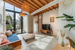 Interesse? Meer informatie op www.SWEVERS.be. - Deze volledig en stijlvol gerenoveerde rijwoning in Hasselt combineert rust, comfort en...