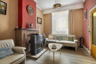 Deze woning is gelegen in het centrum van Rupelmonde in de Gravin Margaretalaan 23, dus vlot bereikbaar en dicht bij centrum en alle noodzakelijke winkels, scholen en openbaar vervoer. Deze woning dient te worden gerenoveerd, (energetisch) maar de woning heeft twee slaapkamers. en een zolder met vaste trap waarin een derde en/of vierde slaapkamer kunnen gecreëerd worden.De Oost georiënteerde tuin is zeker een extra troef.EPC: 518 KWh/m²jaarDoor isolatie van het hellende en platte dak kan al aan de verplichte energierenovatie voldaan worden.Indeling:Gelijkvloers: inkomhal, woonkamer, keuken, badkamer, berging en tuin1e verdieping: nachthal, 2 slaapkamerszolder: met vaste trapkelder: kelderbergingDit pand is onderworpen aan de renovatieverplichting van de Vlaamse overheid voor residentiële gebouwen (behoudens bij sloop binnen 5 jaar na de aankoop). Consulteer voor meer informatie de website van het Vlaams Energie- en Klimaatagentschap via https://www.vlaanderen.be/een-woning-kopen/renovatieverplichting-voor-residentiele-gebouwen