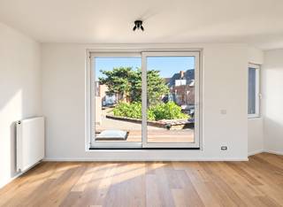 <p>Knap en ruim appartement gelegen op de 2e verdieping van een kleinschalig gebouw in rustig gelegen buurt.<br /><br />Het appartement werd volledig gerenoveerd en modern afgewerkt.<br />Aparte inkomhal met gastentoilet en bering met aansluiting voor wasmachine en droogkast.<br />Ruime en lichtrijke woon- en leefruimte op een lichte eikenhouten parketvloer. Open ingerichte keuken met kwaliteitsvolle AEG toestellen : keramische kookplaat, koelkast met vriesvak, combi-oven en vaatwasser. Dit alles afgewerkt met een strak granieten werkblad.<br />Via de grote raampartijen krijgen we toegang op het Z/W georiënteerde terras van +/- 28 m². <br /><br />2 Volwaardige slaapkamers, eveneens op parketvloer. Ingerichte badkamer met inloopdouche en dubbele lavabo met meubel.<br /><br />Privatieve kelderberging + gemeenschappelijke fietsenberging aanwezig.<br />Dit appartement is geschikt voor maximum 3 personen en is beschikbaar vanaf 01/01/2027.<br />Nutsvoorzieningen apart op te nemen door de huurder.</p>