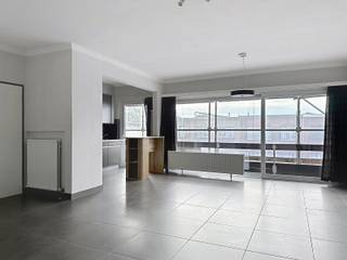 <p><span>Op zoek naar een comfortabel en energiezuinig appartement op een rustige ligging, maar toch op wandelafstand van het centrum? Dit instapklare appartement combineert een aangename leefruimte met twee slaapkamers, een privatieve kelder én een garagebox.</span></p>
<p><span>Het appartement bevindt zich op de </span><strong><span>tweede verdieping van een kleinschalige residentie</span></strong><span> en geniet van een rustige woonomgeving.</span></p>
<p><span>Bij het binnenkomen kom je in de inkomhal, die toegang geeft tot de </span><strong><span>lichtrijke living met open keuken</span></strong><span>. De open indeling zorgt voor een aangename en praktische leefruimte.</span></p>
<p><span>Via de nachthal bereik je de </span><strong><span>twee slaapkamers</span></strong><span>, waarvan één beschikt over een </span><strong><span>praktische dressing</span></strong><span>. Daarnaast is er een verzorgde badkamer en een </span><strong><span>apart toilet</span></strong><span>.</span></p>
<p><span>Extra troeven zijn de </span><strong><span>privatieve kelderberging</span></strong><span> in de ondergrondse verdieping en de </span><strong><span>garagebox achter het gebouw</span></strong><span>, ideaal voor wie extra bergruimte of een veilige parkeerplaats wenst.</span></p>
<p><span>Ook op energetisch vlak zit je hier goed. Dankzij verschillende recente investeringen, waaronder een </span><strong><span>geïsoleerd dak, nieuw buitenschrijnwerk en een condenserende verwarmingsketel</span></strong><span>, beschikt het appartement over een </span><strong><span>EPC-label B</span></strong><span>.</span></p>
<p><strong><span>Troeven op een rij:</span></strong></p>
<ul>
<li><span>Rustige woonomgeving</span></li>
<li><span>Op wandelafstand van het centrum</span></li>
<li><span>Instapklaar</span></li>
<li><span>2 slaapkamers</span></li>
<li><span>Slaapkamer met dressing</span></li>
<li><span>Living met open keuken</span></li>
<li><span>Badkamer + apart toilet</span></li>
<li><span>EPC-label B</span></li>
<li><span>Geïsoleerd dak</span></li>
<li><span>Nieuw buitenschrijnwerk</span></li>
<li><span>Condenserende verwarmingsketel</span></li>
<li><span>Privatieve kelder</span></li>
<li><span>Garagebox achter het gebouw</span></li>
<li><span>Kleinschalige residentie</span></li>
<li><span>Algemene onkosten: </span><strong><span>€75/maand</span></strong></li>
</ul>
<p><span>Een aangenaam en energiezuinig appartement met alles wat je nodig hebt voor comfortabel wonen, op een rustige locatie dichtbij het centrum.</span></p>
<p><span></span></p>