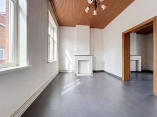 <h1><span>Deze woning heeft </span><span>geen renovatieplicht</span><span> en is ingedeeld als volgt:</span></h1><h1><span> </span></h1><h1><span>Gelijkvloers</span><span>:</span></h1><h1><span>Inkomhal, woonkamer in twee delen, keuken en gezellige stadskoer.</span></h1><h1><span> </span></h1><h1><span>Eerste verdieping:</span></h1><h1><span>Nachthal, badkamer en twee slaapkamers.</span></h1><h1><span> </span></h1><h1><span>Tweede verdieping:</span><span> </span></h1><h1><span>Derde slaapkamer en zolderruimte met mogelijkheid tot creëren van extra kamer.</span></h1><h1><span> </span></h1><h1><span>Ben je op zoek naar een stadswoning, investeringspand of projectje? Dan is dit uw kans!</span></h1><p><span> </span></p>