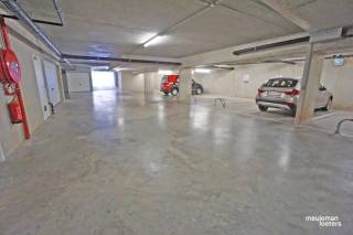 Emplacement de parking souterrain central (n° 4) dans la résidence Marie Malou.  
À distance de marche de plusieurs commerces, services et des transports en commun d’Oostkamp.