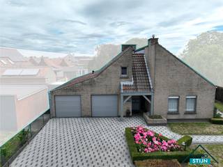 Deze ruime woning ligt in een rustige, doodlopende straat op een steenworp van diverse winkels, het openbaar vervoer en met een vlotte verbinding naar de E403. Ideaal voor wie graag rustig woont zonder in te boeten aan bereikbaarheid! Je komt de woning binnen via de inkomhal die overloopt in de nachthal. Vanuit de inkom bereik je zowel de gezellige woonkamer als de praktische dubbele garage. De lichtrijke woonkamer biedt alle ruimte voor een zit- en eetgedeelte en sluit mooi aan op de hyper-geïnstalleerde keuken. Aansluitend vind je een sfeervolle leefveranda die baadt in het licht en een prachtig zicht biedt op de fraai aangelegde tuin. Naast de keuken is er een handige wasplaats en via de nachthal bereik je de eerste slaapkamer, een gastentoilet, een bergruimte en de eerste badkamer. Deze badkamer werd in 2005 vernieuwd en beschikt over een ligbad, douche en dubbel lavabomeubel.<br />Op de eerste verdieping vind je de nachthal, vier ruime slaapkamers en een tweede badkamer met lavabo, toilet en douche. De woning is voorzien van alle extra’s die bijdragen aan comfort en duurzaamheid: een regenwaterput, een boorput, 16 zonnepanelen en airco in de veranda. De centrale verwarming op mazout houdt de woning het hele jaar door aangenaam warm.<br />Buiten geniet je van een prachtig aangelegde voortuin die doorloopt naar de achtertuin met gezellige terrasjes, wandelpaden en tuinhuizen. De lange oprit leidt je langs de woning heen tot achteraan, ideaal voor meerdere wagens. (sted. inl.: in aanvraag)