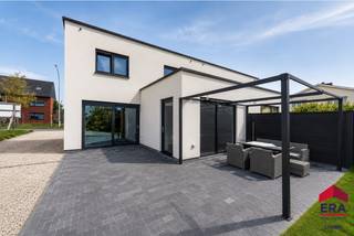 [[ DIT PAND NEEMT DEEL AAN DE ERA OPEN HUIZEN DAG OP 13/6 VAN 9:30 TOT 10:30 ]] - <u><strong>TER INFO: DE WONING WORDT VERKOCHT ONDER HET STELSEL VAN DE REGISTRATIERECHTEN.</strong></u><br /><br />Op zoek naar een <strong>instapklare en energiezuinige woning</strong> <strong>(EPC A+) </strong>op een landelijke ligging nabij Aalst? Deze moderne woning combineert hedendaags comfort met een open zicht op het omliggende groen en is uitgerust met 14 zonnepanelen. Bovendien geniet de woning van een<strong> vlotte bereikbaarheid, </strong>nabijheid van<strong> openbaar vervoer</strong> en een gunstige verbinding richting Aalst, Dendermonde, Gent en Brussel<strong>.</strong>
<p>De woning beschikt over een ruime inkomhal met <strong>gastentoilet</strong>. De <strong>lichtrijke leefruimte</strong> sluit aan op de eetkamer en kijkt uit op de tuin. De <strong>volledig geïnstalleerde keuken</strong> is voorzien van alle hedendaagse toestellen.</p>

<p>Op de bovenverdieping bevinden zich <strong>drie volwaardige slaapkamers</strong> en een stijlvolle badkamer uitgerust met een <strong>inloopdouche </strong>en tweede toilet.</p>

<p>De woning beschikt over <strong>moderne technieken</strong> zoals een audio- en videofoon en energiezuinige vloerverwarming via een warmtepomp.</p>

<p>Extra troef: de tuin beschikt over aansluitingen voor het plaatsen van een zwembad. Er is ook een poolhouse terug te vinden. Daarnaast beschikt de woning over een grote oprit met voldoende parkeergelegenheid.</p>

<p>Kortom, een instapklare, duurzame woning op een topligging voor wie houdt van rust, ruimte en comfort. Contacteer ons vandaag nog om een bezoek in te plannen via <strong>053 41 40 25 </strong>of<strong> living@era.be</strong>!<br /><br /><strong><u>Interessant voordeel:</u> 4 jaar vrijstelling voor het kadastraal inkomen (KI)!</strong></p>