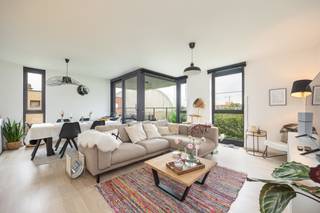 ENKEL BEZOEKEN MOGELIJK DOOR VOLGENDE LINK VOLLEDIG EN CORRECT IN TE VULLEN: Link naar mijn huurprofiel<br /><br />Ben je op zoek naar een comfortabel en energiezuinig appartement? Dan is dit prachtige appartement zeker een bezoek waard. Dankzij de doordachte indeling, aangename lichtinval en de aanwezigheid van een lift geniet je hier van optimaal wooncomfort.<br /><br />Het appartement omvat een inkomhal, een lichtrijke woonkamer met open keuken, een praktische berging, twee slaapkamers, een badkamer met douche en een apart toilet. Het terras vormt een extra troef en biedt de ideale plek om heerlijk te ontspannen.<br /><br />Bovendien is een ondergrondse garagebox inbegrepen, zodat je altijd beschikt over een veilige en comfortabele parkeerplaats. Door het energiezuinige karakter van het appartement geniet je ook van lagere energiekosten. Kortom, een ideale woonst voor wie comfortabel, praktisch en zorgeloos wil wonen.<br /><br />De huurprijs is €1050/maand + €70 gemeenschappelijke kosten.<br />Het appartement is beschikbaar vanaf 01/08.<br /><br />Graag een bezoek? Vul uw gegevens aan via bovenstaande link en wij nemen zo snel mogelijk contact met u op.