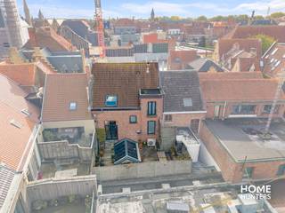 Aan de voet van de majestueuze Sint-Maartenskathedraal bevindt zich dit unieke pand dat wonen en werken op sublieme wijze combineert. Een...