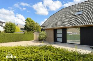 Op zoek naar een instapklare gezinswoning waar ruimte, comfort en energiezuinigheid centraal staan? Dan is deze recente halfopen bebouwing zeker een bezoek waard.<br /><br />Via de verzorgde inkomhal met gastentoilet komt u binnen in de woning. De glazen deur zorgt voor een mooie verbinding naar de lichtrijke leefruimte, terwijl de andere deur toegang geeft tot de dressing of een andere te kiezen ruimte. <br />De gezellige zithoek geniet van veel natuurlijke lichtinval en sluit naadloos aan op de volledig uitgeruste leefkeuken, voorzien van alle hedendaagse comfort. Verder beschikt het gelijkvloers over een bijzonder ruime berging, wat extra praktisch gemak biedt.<br /><br />Op de eerste verdieping bevinden zich drie volwaardige slaapkamers, een ruime badkamer uitgerust met zowel een bad als een douche, en een apart toilet.<br /><br />Ook buiten heeft deze woning heel wat te bieden. Het ruime terras vormt de perfecte plek om te genieten van zonnige dagen, terwijl de grote tuin met veel groen tal van mogelijkheden biedt. Daarnaast beschikt de woning over een carport, een ruime oprit en een praktisch tuinhuis.<br /><br />Extra troeven:<br />- Zeer energiezuinige woning<br />- 7 Zonnepanelen aanwezig<br />- Regenwaterput van 10.000 liter<br />- Ruime oprit met carport<br />- Bureau of slaapkamer op het gelijkvloers<br />- Aankoop mogelijk onder 2% registratierechten<br /><br />Een ideale woning voor wie op zoek is naar ruimte, comfort en een duurzame toekomst. Neem vandaag nog contact op voor een bezoek.
