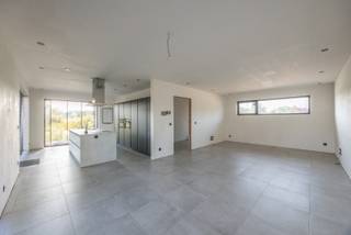 Deze prachtige woning van 2024 wordt onder registratierechten verkocht!<br /><br />De woning heeft een E-peil van -16 (5 jaar vrijstelling van kadastraal inkomen), is volledig instapklaar en kan nog naar eigen hand afgewerkt worden. Het enige wat je als koper moet doen, is nog binnendeuren kiezen, enkele plinten plaatsen en verven. <br /><br />Troeven:<br />- Energieneutraal E-peil - 16<br />- Voorzien van warmtepomp en 20 zonnepanelen<br />- Drie slaapkamers<br />- Volledig nieuw<br />- Verkoop onder registratierechten (2% of 12%)<br /><br />Gelijkvloers is er een ruime inkomhal met toegang tot het verdiep, apart toilet en de grote leefruimte. De leefruimte staat volledig in verbinding met de keuken, die voorzien van een kookeiland. De keuken is volledig uitgerust met combi-stoomoven, combi-oven, vaatwasser, inductievuur en grote koelkast. Achter de keuken is nog een bergruimte.<br /><br />Op verdiep vinden we vervolgend een ruime berging, een grote badkamer met inloopdouche, dubbel lavabo en de voorziening voor een bad. Deze badkamer staat rechtstreeks in verbinding met de master bedroom. Verder vinden we nog twee slaapkamers en een apart toilet.<br /><br />Ook buiten is en een nette inrit aangelegd en is er een beklinkerd pad + terras rondom de hele woning. De vooraanleg van carport en tuinverlichting is ook al aanwezig.<br /><br />Bent u opzoek naar een zorgeloze recente woning? Contacteer ons op 011 64 55 00 of info@vastgoedfransen.be.