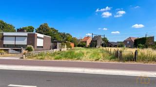 <p>Welkom op deze zuidoostelijk georiënteerde bouwgrond van bijna 6 are, voor halfopen bebouwing, in het centrum van Geel!</p><br /><p>Gelegen langs de Groenstraat, geeft hij een perfecte mix voor mensen die het groen in de buurt weten te appreciëren, mensen die van het centrum willen genieten, , en mensen die het centrum vlot met de auto willen kunnen verlaten.</p><br /><p>Voor onderwijs is geel een ware parel. Van kleuterschool tot hoge school vind je om de hoek.</p><br /><p>De bouwvoorschriften zitten als bijlage bij de advertentie . Wil je de bouwvoorschriften samen met ons bespreken, ben je zeker welkom.</p><br /><p>Achter de tuin loopt een spoorlijn waar hoofdzakelijk elektrische treinen rijden. Die hinder die je daarvan ondervindt, is eerder beperkt.</p><br /><p>Zie jij hier de gelegenheid om jouw bouwproject te realiseren? Neem dan nu contact op met Nxxt Vastgoed!</p><br /><p>Heb je plannen om jouw (oude) woning te verkopen of te verhuren? Bij Nxxt Vastgoed maken we graag tijd om de mogelijkheden die het pand biedt samen met jou te bekijken, en die vervolgens aan jouw wensen te koppelen. <br />Samen maken we van jouw vastgoeddroom een Succesvolle Nxxt Step! </p>