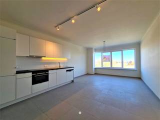<p><span>Vous recherchez un appartement entièrement prêt à emménager et facilement accessible ? Alors ce bien pourrait bien vous intéresser.</span></p><p><span> </span></p><p><span>Voici quelques-uns de ses atouts :</span></p><ul><li><span>Récemment entièrement rénové – rénovation énergétique en profondeur</span></li><li><span>Très faible consommation d'énergie : indice E  <60 !</span></li><li><span>Prêt à emménager</span><span>: peint et équipé d’un système d’éclairage</span></li><li><span>Situé au calme tout en étant proche du centre-ville et des axes routiers</span></li><li><span>Terrasse exposée sud </span></li></ul><p><span> </span></p><p><span>L'appartement se présente comme suit : </span></p><p><span>Hall d'entrée avec WC séparé, salon avec cuisine ouverte équipée (plaques de cuisson, hotte, four, réfrigérateur, lave-vaisselle), </span></p><p><span>débarras/buanderie, salle de bains équipée (meuble-lavabo et douche à l'italienne), deux chambres, terrasse orientée sud </span></p><p><span>Débarras </span><span>supplémentaire </span><span>à l'arrière du bâtiment.</span></p><p><span> </span></p><p><span>'s supplémentaires</span></p><p><span>Possibilité de louer en option un garage (16 m²) avec alimentation électrique indépendante et compteurs séparés ! (€ 70)</span></p><p><span> </span></p><p><span> </span></p><p><span>Disponible</span><span>immédiatement </span></p><p><span>Loyer</span><span>: € 915 + € 45 de charges communes (assurance incendie, consommations + nettoyage des parties communes)</span></p><p><span>Cote E :</span><span> 53</span></p><p><span> </span></p><p><span>Intéressé(e) ? Contactez vite l'agence immobilière Axel Lenaerts pour organiser une visite !</span></p><p><span> </span></p><p><span> </span></p>