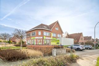 Opbrengsteigendom bestaande uit 2 handelspanden en een duplex appartement (verhuurd) op een uitstekende zichtlocatie in Heverlee. Dit leuk pand is...