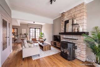 <p><span><strong>Te renoveren woning met 3 slaapkamers, stadstuin en veel potentieel.</strong></span></p><p><span>Deze ruime woning biedt een uitstekende basis voor wie op zoek is naar een renovatieproject met mogelijkheden. Dankzij de praktische indeling, drie slaapkamers en de aangename stadstuin kan je hier een woning creëren die volledig aansluit bij jouw eigen wensen en woonstijl. Gelegen in een rustige woonomgeving en op korte afstand van dagelijkse voorzieningen.</span></p><p><span><strong>Indeling:</strong> inkomhal, ruime leefruimte met toegang tot het terras, keuken, badkamer, apart toilet en berging. Op de eerste verdieping bevinden zich twee slaapkamers. De tweede verdieping omvat een derde slaapkamer en een aparte bureauruimte, ideaal als thuiswerkplek, hobbyruimte of extra polyvalente kamer.</span></p><p><span>De woning biedt verschillende mogelijkheden voor wie graag de handen uit de mouwen steekt en een eigendom wil vernieuwen volgens eigen smaak en budget.</span></p><p><span>Te koop via Immo Beguin, jouw vastgoedexpert sinds 2009.</span></p><p><span>✉️ </span><span>emmy@immobeguin.be</span></p>
