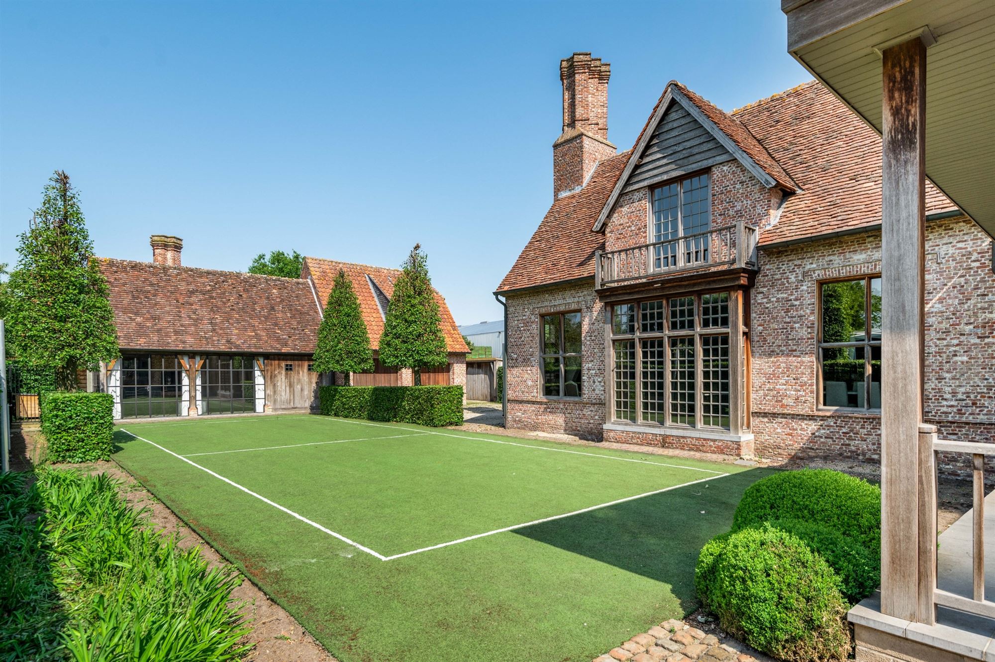Villa exclusive de style cottage anglais avec dépendances près du centre ville - photo 3