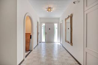 Op één van de meest gegeerde en rustige locaties van Bonheiden bevindt zich deze karaktervolle vrijstaande laagbouwvilla op een prachtig zuidwest georiënteerd perceel van maar liefst 3.785 m².<br /><br />Deze unieke eigendom combineert ruimte, privacy, natuur en een uitstekende bereikbaarheid. Achteraan het perceel is beschermd bosgebied waardoor rust en privacy blijvend gegarandeerd zijn. Dankzij de zuidwestoriëntatie geniet u bovendien de volledige dag van zon op het ruime terras en in de tuin.<br /><br />Met een bewoonbare oppervlakte van circa 309 m² biedt deze woning tal van mogelijkheden voor gezinnen, thuiswerkers, zelfstandigen of kandidaat-kopers die op zoek zijn naar een woning die kan meegroeien met hun toekomstplannen.<br /><br />Binnenin geniet u van ruime leefruimtes, veel natuurlijke lichtinval, recent vernieuwde badkamers en een gunstige EPC B-score. De volledig geïsoleerde zolder biedt bovendien mogelijkheden voor extra slaapkamers, een kangoeroewoning, praktijkruimte of aparte leefunit.<br /><br />De R6 ligt op slechts 3 minuten rijden, terwijl Mechelen, Antwerpen, Brussel en Brussels Airport vlot bereikbaar zijn. Met parkeergelegenheid voor meerdere voertuigen, een ruime garage en een uitzonderlijk perceel vormt deze eigendom een zeldzame opportuniteit in het hart van Bonheiden.<br /><br />Een woning die u niet alleen bezoekt, maar beleeft.<br /><br />Afspraak via de eigenaar Valentino:<br /> +32456710695<br /><br />De algemene voorwaarden van Dewaele DIY kunt u steeds raadplegen via dewaele.com.<br /><br />Bestuursmaatregelen in het maatregelenregister: nee