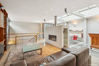 <u><strong>Ruime woonst met veel mogelijkheden te Roeselare</strong></u><br /><br />Op zoek naar een ruime woning met tal van mogelijkheden? Deze instapklare eigendom in Roeselare combineert wonen en werken dankzij de grote garage, winkelruimte en het atelier van +-65m². Gelegen nabij het centrum en belangrijke invalswegen, biedt deze woning een ideale locatie voor zowel gezinnen als ondernemers. <br /><br /><u>Indeling als volgt:</u><br /><em>gelijkvloers:</em> Grote dubbele garage met plaats voor minstens 2 wagens en extra opslagruimte, eetkamer met open keuken, gastentoilet, voormalige winkelruimte (voormalige bakkerij) ideaal voor een zelfstandige activiteit, kelder, atelier van +-65m² met betonnen zolderverdieping (ideaal als werkruimte of opslag);<br /><em>Buiten:</em> terras met kleine stadstuin (mogelijkheid tot uitbreiden van de tuin); <br /><em>1e verdiep:</em> Zeer lichtrijke woonkamer met open haard, 3slaapkamers en badkamer <br /><em>2e verdiep:</em> stockagezolder<br /><br /><strong>Pluspunten: </strong><br /><strong>+</strong> Instapklaar<br /><strong>+</strong> Atelier van +-65m²<br /><strong>+</strong> Centrale ligging nabij invalswegen en centrum Roeselare<br /><strong>+ </strong>Grote garage met extra ruimte<br /><strong>+ </strong>Tal van mogelijkheden voor wonen en werken <br /><br />EPC Label C<br /> <br />Vg – Wg – Gmo – Gvkr – Gvv<br /><br />Deze veelzijdige woning biedt een unieke kans voor wie op zoek is naar ruimte, comfort en een toplocatie. Interesse? Contacteer ons voor een bezoek! <br /><br />Benieuwd naar dit pand of een andere eigendom? www.coventa.be – 051 222 051