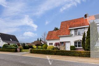 Deze karaktervolle woning ademt tijdloze charme en authenticiteit en is gelegen op een prachtig perceel van maar liefst 920 m² – een...