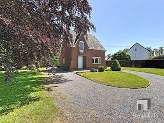 <p><span>Welkom in Vorst-Laakdal, waar deze charmante woning uit 1959 op een ruim perceel van maar liefst 1.778m² wacht op een nieuwe eigenaar met visie. <br />Wie op zoek is naar een renovatieproject met charme, ruimte en een prachtige groene omgeving, vindt hier ongetwijfeld een mooie opportuniteit.<br />De woning geniet van een rustige, agrarische ligging in Vorst-Laakdal. </span></p><p><span>Scholen, winkels en lokale diensten bevinden zich in de nabije omgeving, wat deze locatie bijzonder praktisch maakt voor gezinnen en wie comfortabel wil wonen buiten de drukte.<br />Daarnaast is de verbinding van en naar de autosnelweg uitstekend, waardoor u zich vlot verplaatst richting omliggende gemeenten. <br />Ook het centrum van Tessenderlo ligt op korte afstand, met een ruim aanbod aan winkels, horeca, scholen en andere voorzieningen.<br /><br /></span></p><p><span>Met een bewoonbare oppervlakte van ongeveer 136m² beschikt de woning over een praktische indeling met onder meer 3 slaapkamers en een vaste trap naar de onafgewerkte zolderruimte.<br />De authentieke bakstenen gevel, de gezellige woonruimtes en de brede raampartijen vormen alvast een mooie basis voor een warme thuis.<br />De woning wordt omgeven door een bijzonder aangename en groene tuin, waar rust, ruimte en privacy centraal staan. <br />De volwassen bomen rondom het perceel zorgen voor een prachtig natuurlijk kader en geven de tuin meteen karakter.<br />Daarnaast beschikt de woning over een ruime oprit en een garage, wat extra comfort en praktische bergruimte biedt. <br /><br /></span></p><p><span>Deze eigendom is ideaal voor kopers die niet bang zijn om de handen uit de mouwen te steken en hun eigen woonproject willen realiseren. <br />Of u nu droomt van een charmante gezinswoning, een karaktervolle renovatie of een toekomstgerichte woonplek in een groene omgeving: hier liggen de mogelijkheden open.</span></p><p><span>Interesse in een bezoek? Neem contact op met Immo Diest via <span>nathalie@immodiest.be</span></span><span> of bel op 0477 840 396.</span></p><p><span>We helpen je met een glimlach verder op zoek naar jouw nieuwe thuis.<br />In afwachting van het bezoek kan u alvast de virtuele tour bekijken.</span></p><p><span> </span></p>