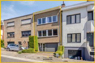 <strong>Immo Van Middelem verkoopt deze goed onderhouden, instapklare bel-etage gezinswoning met 3 slaapkamers, een garage en tuin op een perceel van +/- 1a70ca.</strong><br /><br />Ze is gelegen in een heel rustige en kindvriendelijke wijk te Dilbeek, met een uitstekende bereikbaarheid: nabijgelegen winkels zoals Carrefour en Westland Shopping, een vlotte bereikbaarheid met het openbaar vervoer (De Lijn), en gemakkelijke toegang tot belangrijke verbindingswegen. Ook de kinderboerderij 'Het Neerhof' bevindt zich op wandelafstand.<br /><br />De indeling is als volgt:<br />- GELIJKVLOERS: inkomhal, WC, garage met berging en wasplaats, toegang tot de tuin;<br />- 1e VERDIEPING: hal, woonkamer (eetplaats en salon) en open keuken met toegang tot terras;<br />- 2e VERDIEPING: nachthal, badkamer met WC, 3 slaapkamers waarvan 1 met dressing; <br /><br />Betonnen welfsels. <br />Centrale verwarming op gas.<br />Elektriciteit conform tot 2042!<br />EPC: 175 kwh/m².jaar - label B (UC: 3576959).<br />Vrij bij akte.<br /><br />Ze is gelegen in een heel rustige en kindvriendelijke wijk te Dilbeek, met een uitstekende bereikbaarheid: nabijgelegen winkels zoals Carrefour en Westland Shopping, een vlotte bereikbaarheid met het openbaar vervoer (De Lijn), en gemakkelijke toegang tot belangrijke verbindingswegen. Ook de kinderboerderij 'Het Neerhof' bevindt zich op wandelafstand.<br /><br />De indeling is als volgt:<br />- GELIJKVLOERS: inkomhal, WC, garage met berging en wasplaats, toegang tot de tuin;<br />- 1e VERDIEPING: hal, woonkamer (eetplaats en salon) en open keuken met toegang tot terras;<br />- 2e VERDIEPING: nachthal, badkamer met WC, 3 slaapkamers waarvan 1 met dressing; <br /><br />Betonnen welfsels. <br />Centrale verwarming op gas.<br />Elektriciteit conform tot 2042!<br />EPC: 175 kwh/m².jaar - label B (UC: 3576959).<br />Vrij bij akte.