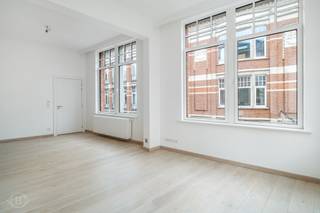 Met plezier presenteren wij dit lichtrijke éénslaapkamerappartement op de tweede verdieping van Parijsstraat 3, gelegen op de hoek met de Brusselsestraat en midden in het levendige stadscentrum van Leuven. De hippe Parijsstraat biedt een uitstekende ligging met tal van horecazaken en ambachtelijke winkels. Het appartement bevindt zich in een prachtig recent gerenoveerd gebouw met lift en beschikt over 66 m² woonoppervlakte en een mooi uitzicht op de Brusselsestraat. Binnen vallen meteen de hoge plafonds, grote ramen en parketvloer op, die samen zorgen voor een aangename en lichtrijke woonbeleving. De keuken is afgewerkt met hoogwaardige materialen en uitgerust met vier kookvuren, een combimicrogolfoven, koelkast met vriesvak, vaatwasser en instelbare ledverlichting. Verder beschikt het appartement over één ruime slaapkamer, ingebouwde kasten, praktische bergruimte, plafondventilatoren met afstandsbediening en een badkamer met luxe regendouche. Het appartement heeft EPC-label C (207 kWh/m²/jaar). De huurprijs bedraagt €1.350 per maand, aangevuld met €150 maandelijkse kosten voor onder meer het onderhoud van de lift, het wassen van de ramen en het onderhoud en kuisen van de gemeenschappelijke delen. Alle nutsvoorzieningen dienen afzonderlijk te worden afgesloten. Op ongeveer 150 meter is er bovendien de mogelijkheid om een parkeerplaats bij te huren. Beschikbaar vanaf eind november. Interesse? Contacteer ons via info@homies.be of bel 016 15 37 11.