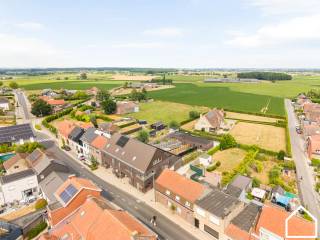 Deze energiezuinige woning uit 2021 biedt de ideale kans als investering, eerste woonst zonder zorgen of een gezellige gezinswoning met zijn EPC A, 4 slaapkamers, tuin en garage op een ideale uitvalsbasis richting Ieper, Poperinge, Heuvelland,...<br /><br />ONTDEK DEZE WONING VIA DE VIDEO: https://youtube.com/shorts/wPeVEykwALc<br /><br />INDELING<br /><br />*GLV: oprit (5m x 2m) - inkomhal (3,98m²) met apart toilet en handwasbakje - (was)berging (6,07m²) - open keuken met een eiland (26,47m²) bestaande uit een heteluchtoven, microgolfoven, frigo, vaatwasser, inductiekookplaat en spoelbak - leefruimte (26,51m²) - terras (18,4m²) - tuin (80m²) - garage met sectionale poort (25,38m²)<br /><br />*1STE VERDIEPING:<br />Nachthal (8,32m²) met apart toilet - 2 slaapkamers/en of 1 bureauruimte en 1 slaapkamer (15,12m² - 8,4m²) - badkamer met inloopdouche, wastafel met dubbele wastafel (8,10m²)<br /><br />*2DE VERDIEPING:<br />Nachthal (4,82m²) - 2 SLPKS (11,52m² - 10,10m²) - aparte berging (5,43m²)<br /><br />*ZOLDER (12,85m²)<br /><br />*EXTRA: conforme elektrische keuring - 2021 gebouwd - 10.000L - zonneboiler - ventilatiesysteem - keukenapparatuur van SMEG<br />